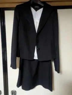 黒スーツと白リボンブラウスセット