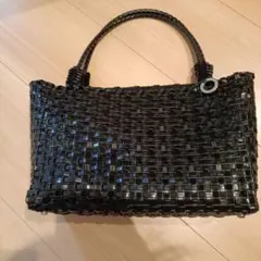 ハンドメイド　黒の編み込みハンドバッグ