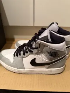 NIKE AIR JORDAN 1 MIDのサムネイル