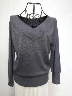 グレー開き広め Vネック長袖ニット