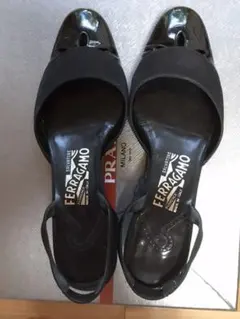 フェラガモのパテント黒　ローヒールパンプス