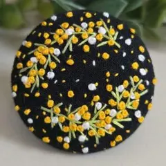 #953　ミモザ　刺繍ブローチ　ハンドメイド　くるみボタン