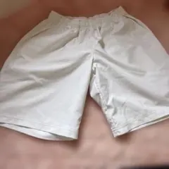 ホワイト ハーフパンツ 黒ロゴ付き