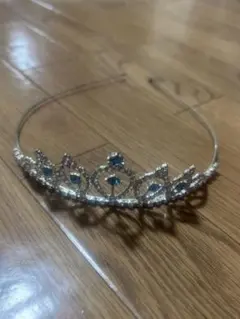 シルバー ティアラ 青いストーン付き