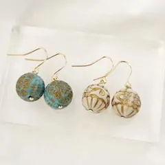 レトロポップなアンティーク風ピアス 一粒 ショート ホワイト 水色 イヤリングb