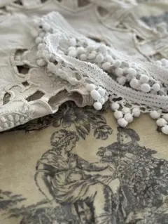 アンティーク トワルドジュイ ポンポンブレー　ファブリック　刺繍ドイリー