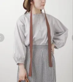 ehka sopo スタンドフリル襟ブラウス　シャツ　グレージュ