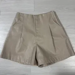 グレイル　ベージュ 合成皮革 ショートパンツ
