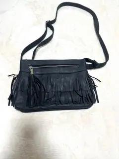 フリンジ付き黒ショルダーバッグ