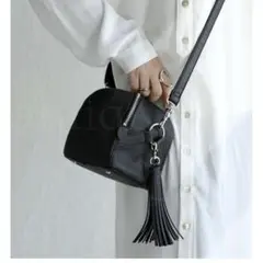 antiqua タッセル付きミニショルダーバッグ フリンジ　黒