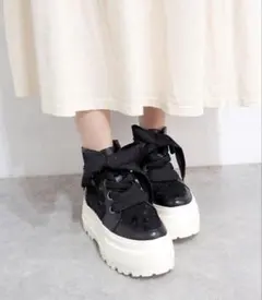 元値から値下げ済。あしながおじさん 厚底リボン付き黒スニーカー