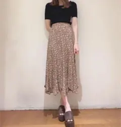 エスカルゴフラワープリントスカート ココディール ローズブラウン