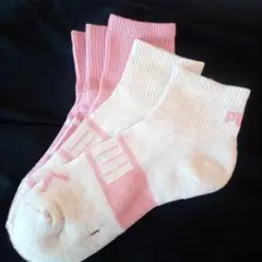 PUMAプーマロゴ入りソックス ピンクとグレー 計3足