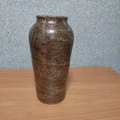 茶色と緑の陶器の花瓶