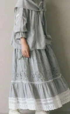 ※難あり　サマンサモスモス kazumiさんコラボ　サス付き刺繍スカート　グレー