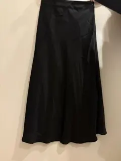 黒 サテン風 フレアロングスカート