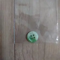 【新品未使用】familiar 緑色 4つ穴ボタン