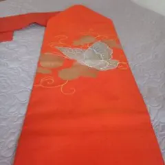 名古屋帯 鮮やかな朱色 蝶と菊の刺繍太鼓柄