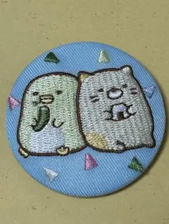 すみっコぐらし　刺繍缶バッジねことぺんぎん？