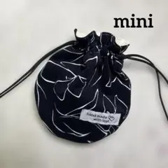 ハンドメイド　ミニまん丸巾着袋　濃紺　白花柄　コーディロイ　裏地あり