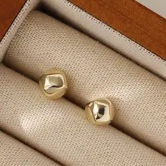 多面カット ゴールドピアス シンプル 上品