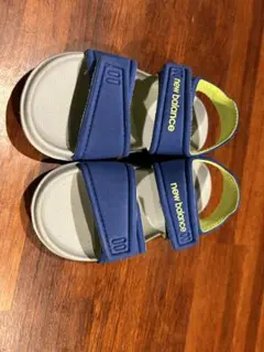new balance 青 サンダル