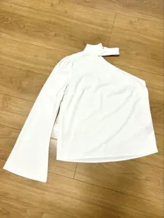 ワンショルダーホワイト ハイネック アシンメトリートップス