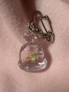 レジンアート、小さな巾着袋の中にメダカ達キーホルダー①