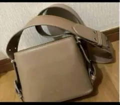 かわいい台形ショルダーバッグ　太ベルト 小さめ　ベージュ スクエアショルダー