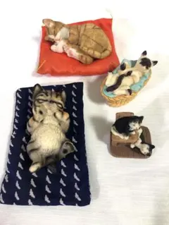 猫の置物　可愛い眠り猫と子猫の置物　4個　猫　フィギュア　置物
