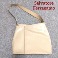 フェラガモ　本革　ベージュバック沢山入る♡フォルムが美しい 肩掛け