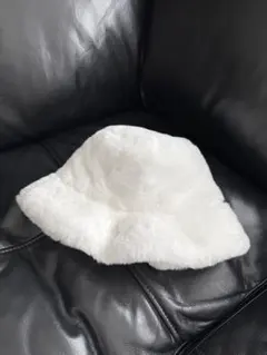 白 ファーバケットハット