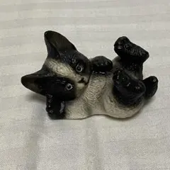 【かわいい】猫の置物 シャム猫・ハチワレ系 「ジャレねこ」 あおむけゴロン