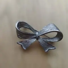 アンティーク リボン型金属製ブローチ