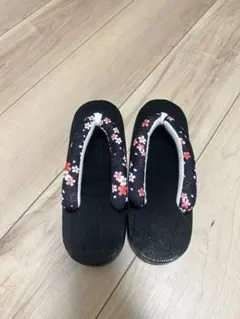 花柄鼻緒の黒い下駄