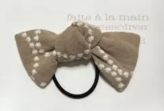 サークル　刺繍　スクエアリボンのヘアゴム