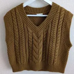 GU ケーブル編み Vネック ニットベスト マスタード