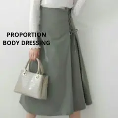 ​美品 プロポーションボディドレッシング レースアップフレアスカート カーキ 2