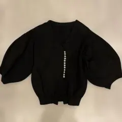 黒いVネックパール付き長袖カーディガン