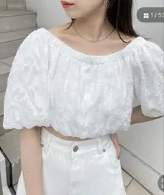 オフショルダー フラワー刺繍 クロップドトップス