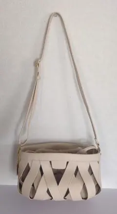 極美品【a.v.v】編み込みデザイン ショルダーバッグ