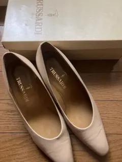 TRUSSARDI ベージュ レザー パンプス 中ヒール