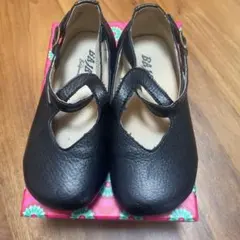 黒いフォーマルシューズ ストラップ付き
