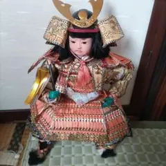 兜をかぶった武士の衣装を着た5月人形のサムネイル