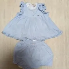 水色フリルトップスとショートパンツセットアップ