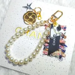 シャネル　ホリデーチャーム　2025　カメリア　と　パールストラップ