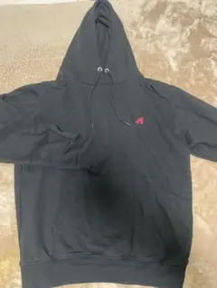 黒のフード付きパーカー 赤いロゴ刺繍
