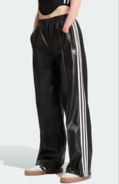 adidas ブラック ストレートパンツ　レザー