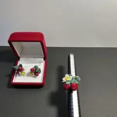 いちごと花のピアスとリングセット