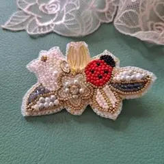 ハンドメイドビーズ刺繍ブローチ[ 花とてんとう虫 ]